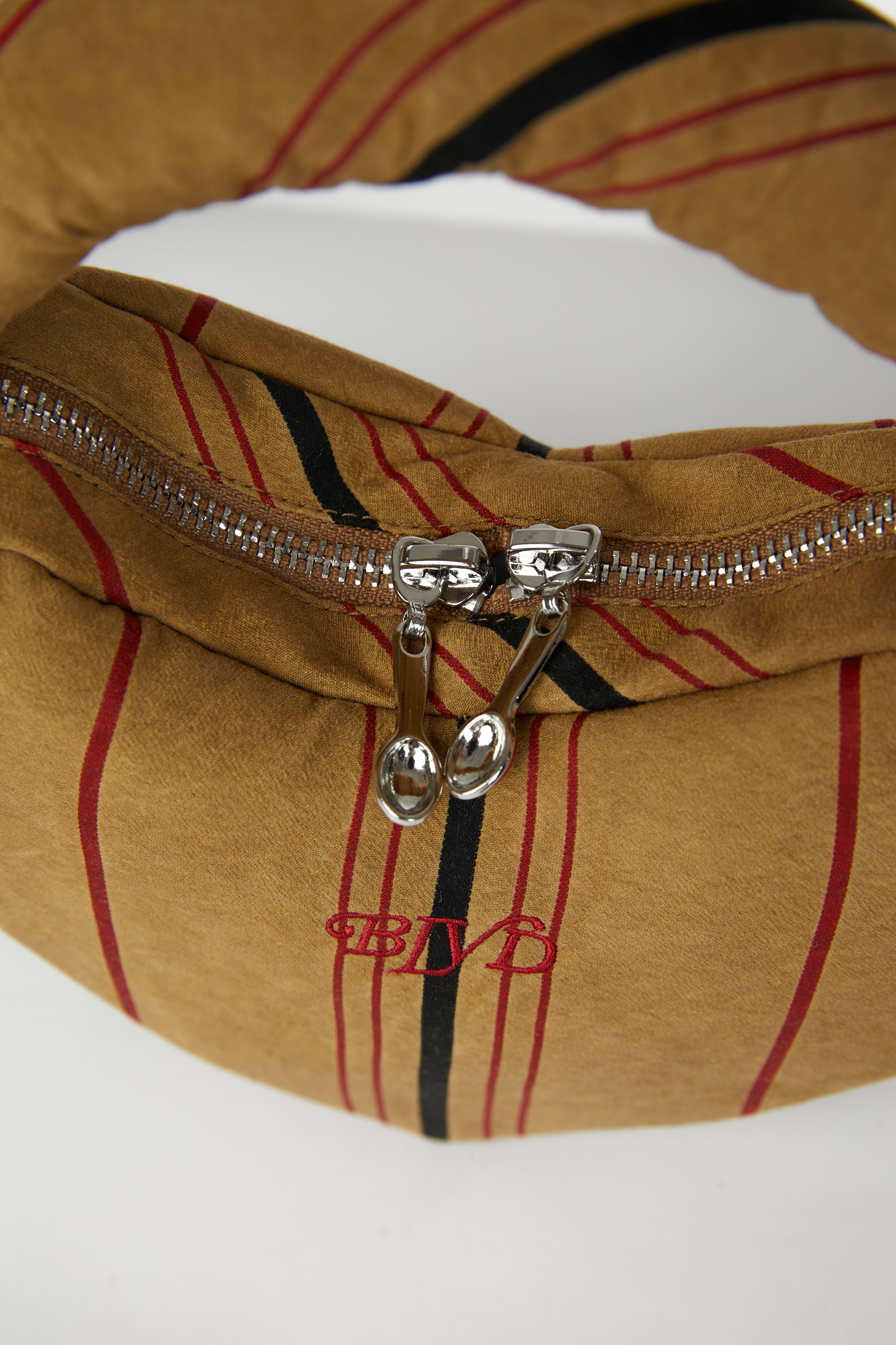 Marshmallow Heart Clutch in Woody